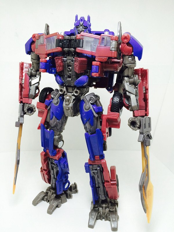 Unmasked Optimus Prime Studio Series Image Reveals Autobot Leader Face  (5 of 10)